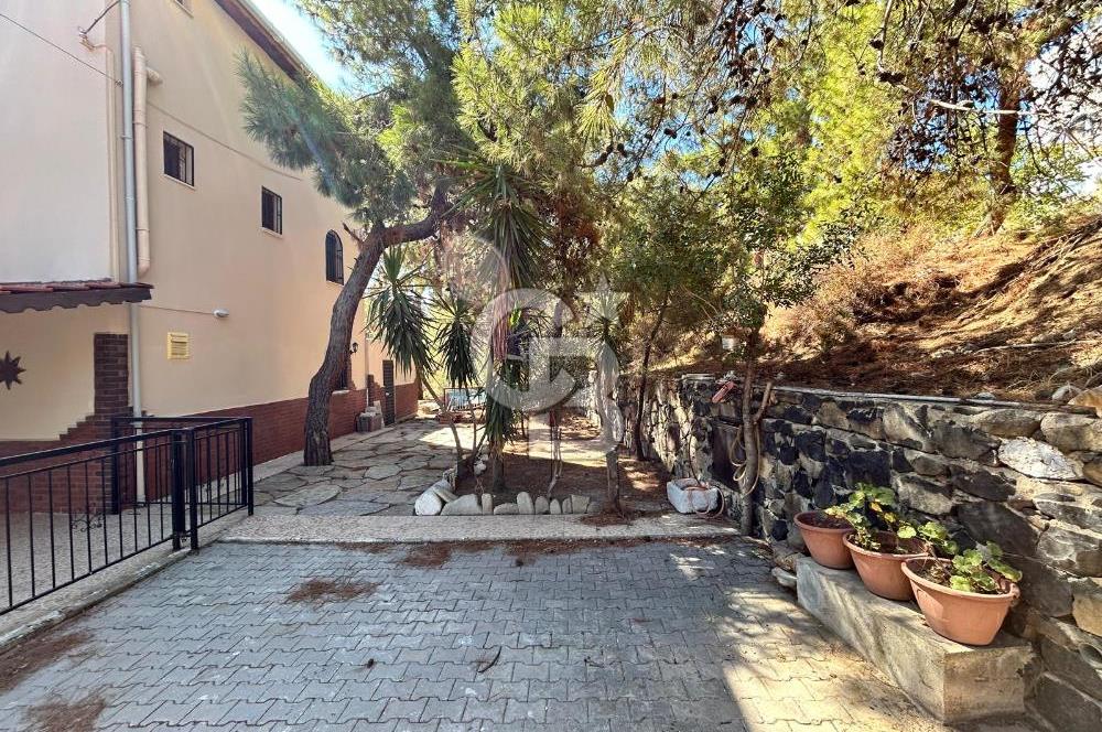  Yenifoça Cumhuriyet Mahallesinde Satılık 5+2 Tripleks Villa