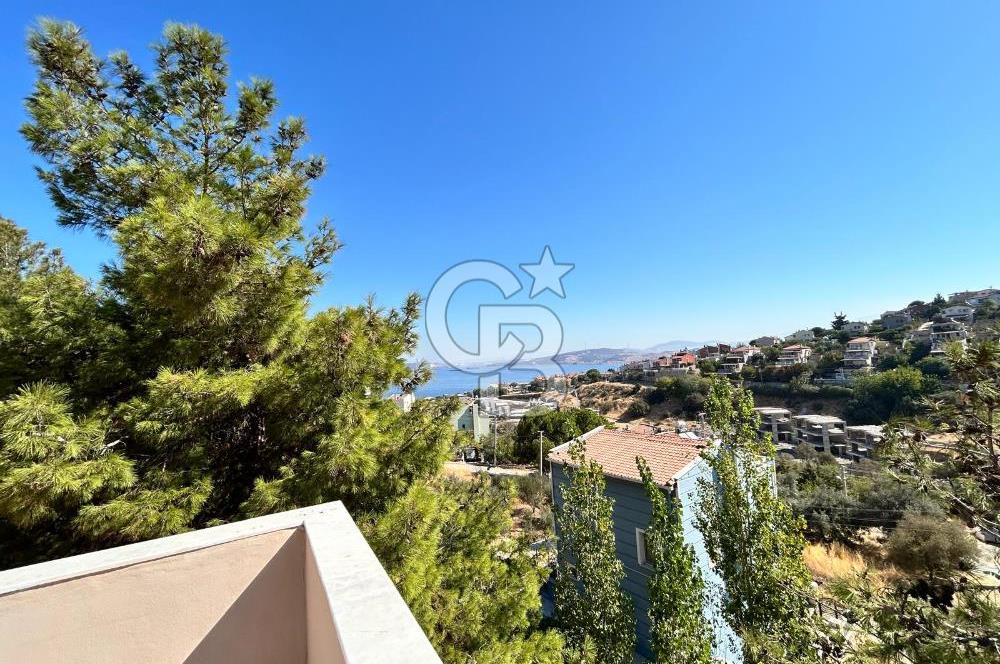  Yenifoça Cumhuriyet Mahallesinde Satılık 5+2 Tripleks Villa