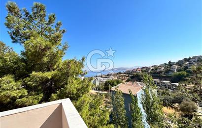  Yenifoça Cumhuriyet Mahallesinde Satılık 5+2 Tripleks Villa