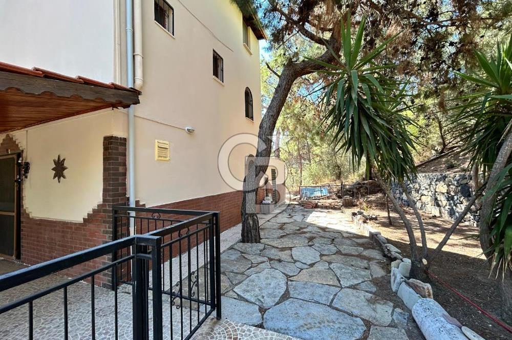  Yenifoça Cumhuriyet Mahallesinde Satılık 5+2 Tripleks Villa