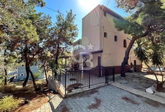  Yenifoça Cumhuriyet Mahallesinde Satılık 5+2 Tripleks Villa