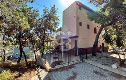  Yenifoça Cumhuriyet Mahallesinde Satılık 5+2 Tripleks Villa