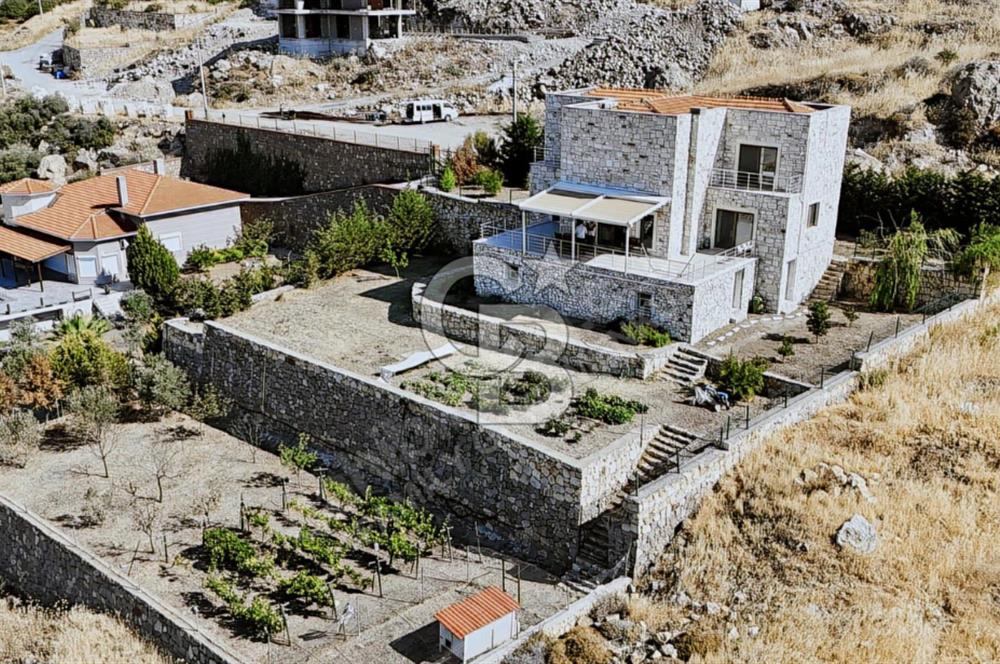 FOÇAKÖY'DE SATILIK 2 EV DAHA YAPMAYA UYGUN ARSALI 4+1 VİLLA