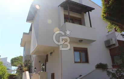 ÇEŞME DALYAN'DA SAKIZ ADASI MANZARALI TRİPLEKS VİLLA