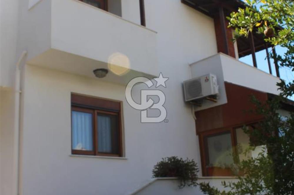 ÇEŞME DALYAN'DA SAKIZ ADASI MANZARALI TRİPLEKS VİLLA