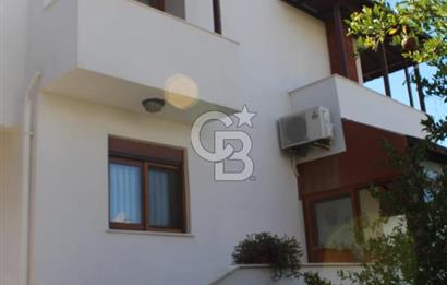 ÇEŞME DALYAN'DA SAKIZ ADASI MANZARALI TRİPLEKS VİLLA