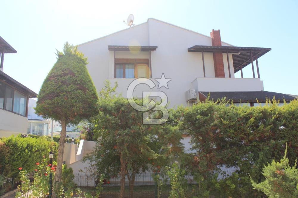 ÇEŞME DALYAN'DA SAKIZ ADASI MANZARALI TRİPLEKS VİLLA