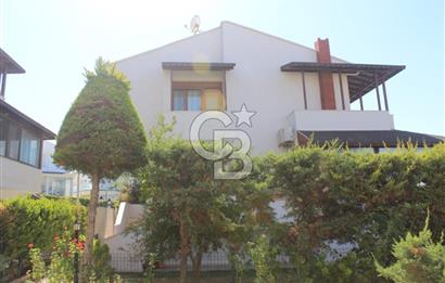 ÇEŞME DALYAN'DA SAKIZ ADASI MANZARALI TRİPLEKS VİLLA