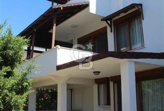 ÇEŞME DALYAN'DA SAKIZ ADASI MANZARALI TRİPLEKS VİLLA