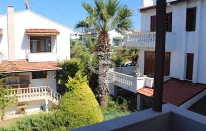 ÇEŞME DALYAN'DA SAKIZ ADASI MANZARALI TRİPLEKS VİLLA