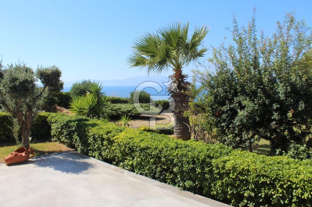 ÇEŞME DALYAN'DA SAKIZ ADASI MANZARALI TRİPLEKS VİLLA