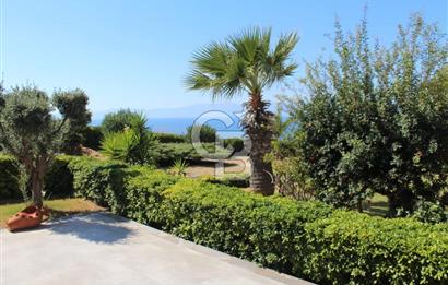 ÇEŞME DALYAN'DA SAKIZ ADASI MANZARALI TRİPLEKS VİLLA