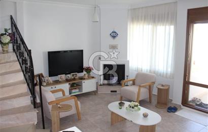 ÇEŞME DALYAN'DA SAKIZ ADASI MANZARALI TRİPLEKS VİLLA