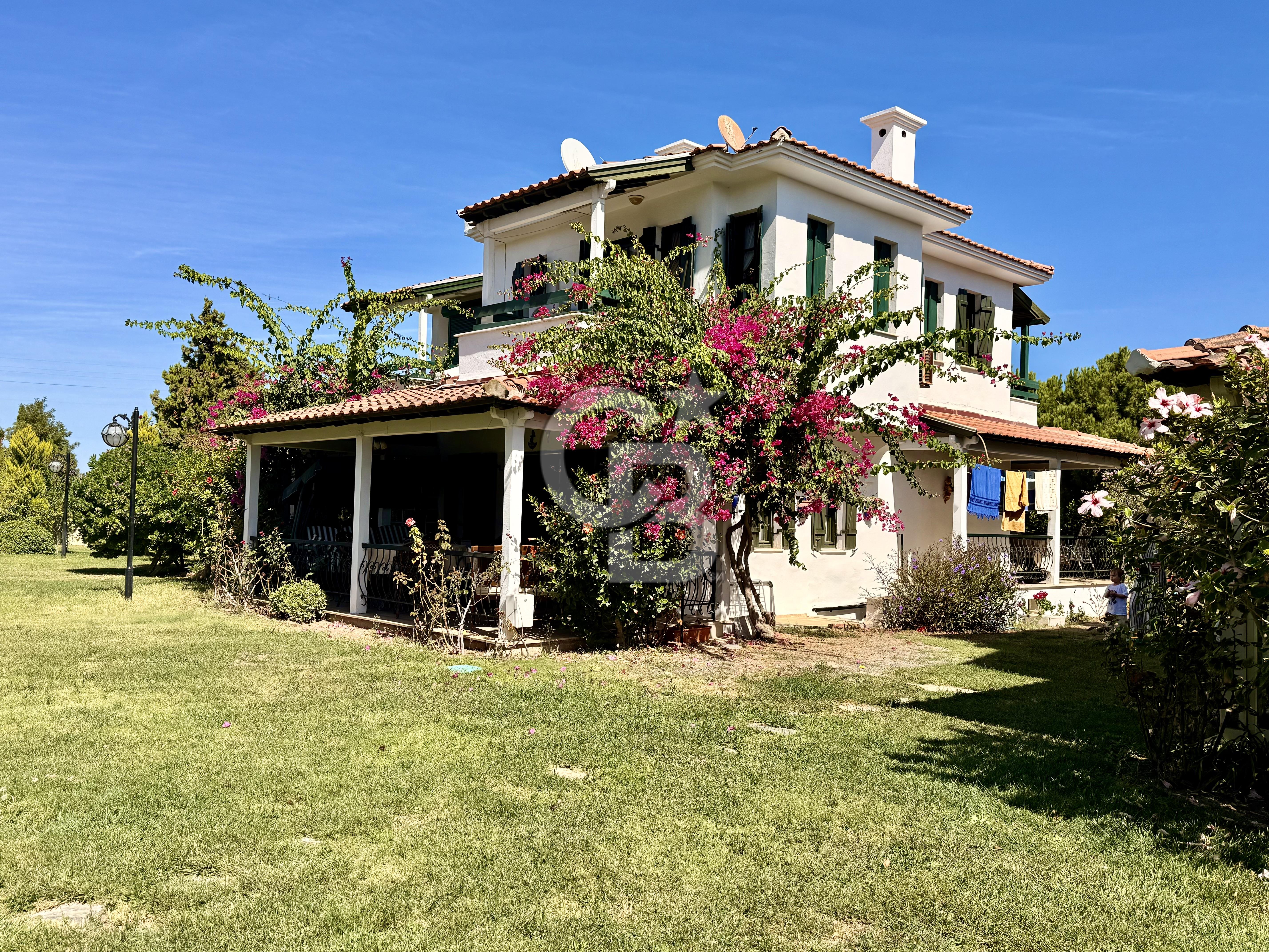 ÇEŞME DALYAN YOLU ÜZERİ HAVUZLU SİTE İÇİ SATILIK 3+1 VİLLA