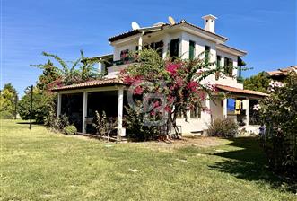 ÇEŞME DALYAN YOLU ÜZERİ HAVUZLU SİTE İÇİ SATILIK 3+1 VİLLA