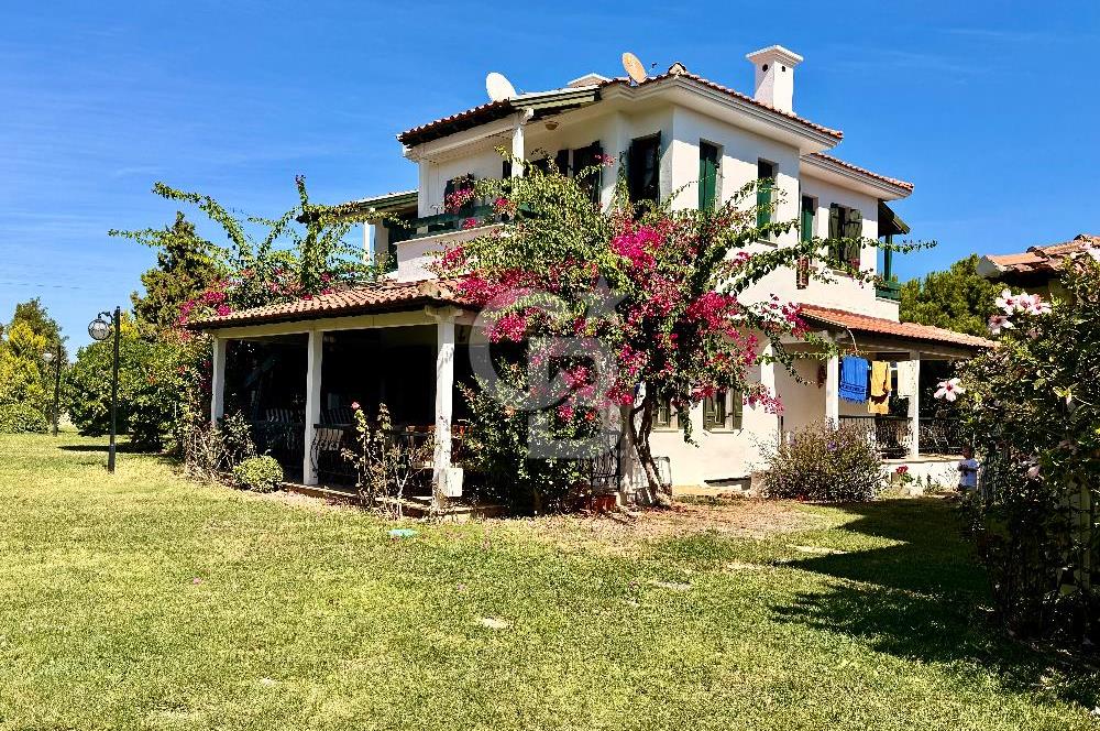 ÇEŞME DALYAN YOLU ÜZERİ HAVUZLU SİTE İÇİ SATILIK 3+1 VİLLA
