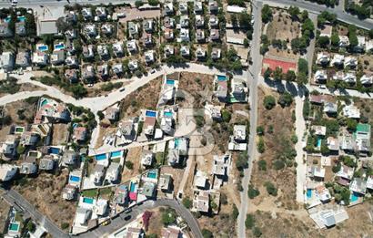 BODRUM KADIKALESİNDE DENİZE YÜRÜME MESAFESİNDE 3 KAT İMARLI ARSA