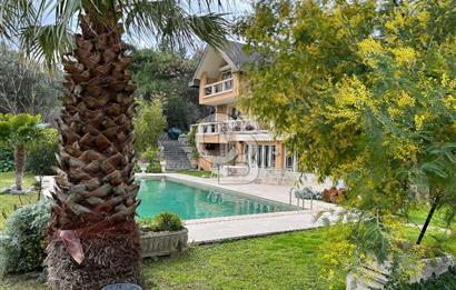 URLA YAĞCILARDA 2.500 M2 ARSA İÇİNDE MÜSTAKİL HAVUZLU VİLLA