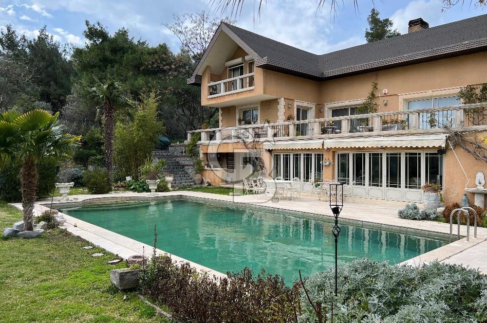 URLA YAĞCILARDA 2.500 M2 ARSA İÇİNDE MÜSTAKİL HAVUZLU VİLLA