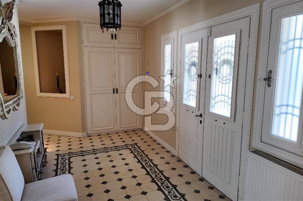 URLA YAĞCILARDA 2.500 M2 ARSA İÇİNDE MÜSTAKİL HAVUZLU VİLLA