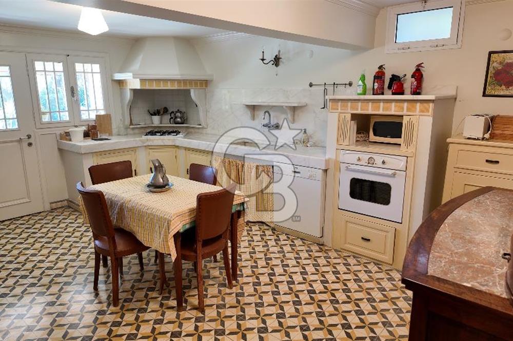 URLA YAĞCILARDA 2.500 M2 ARSA İÇİNDE MÜSTAKİL HAVUZLU VİLLA
