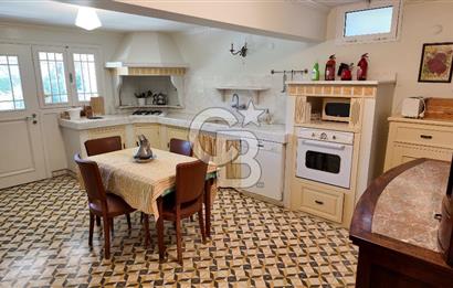 URLA YAĞCILARDA 2.500 M2 ARSA İÇİNDE MÜSTAKİL HAVUZLU VİLLA