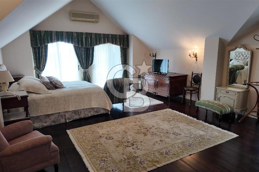 URLA YAĞCILARDA 2.500 M2 ARSA İÇİNDE MÜSTAKİL HAVUZLU VİLLA