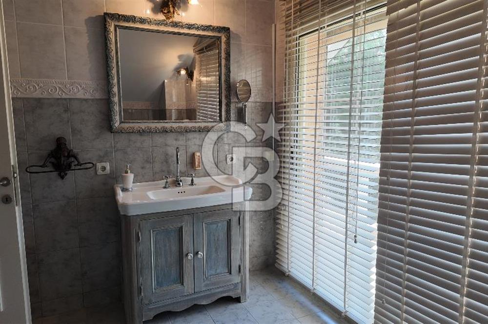 URLA YAĞCILARDA 2.500 M2 ARSA İÇİNDE MÜSTAKİL HAVUZLU VİLLA