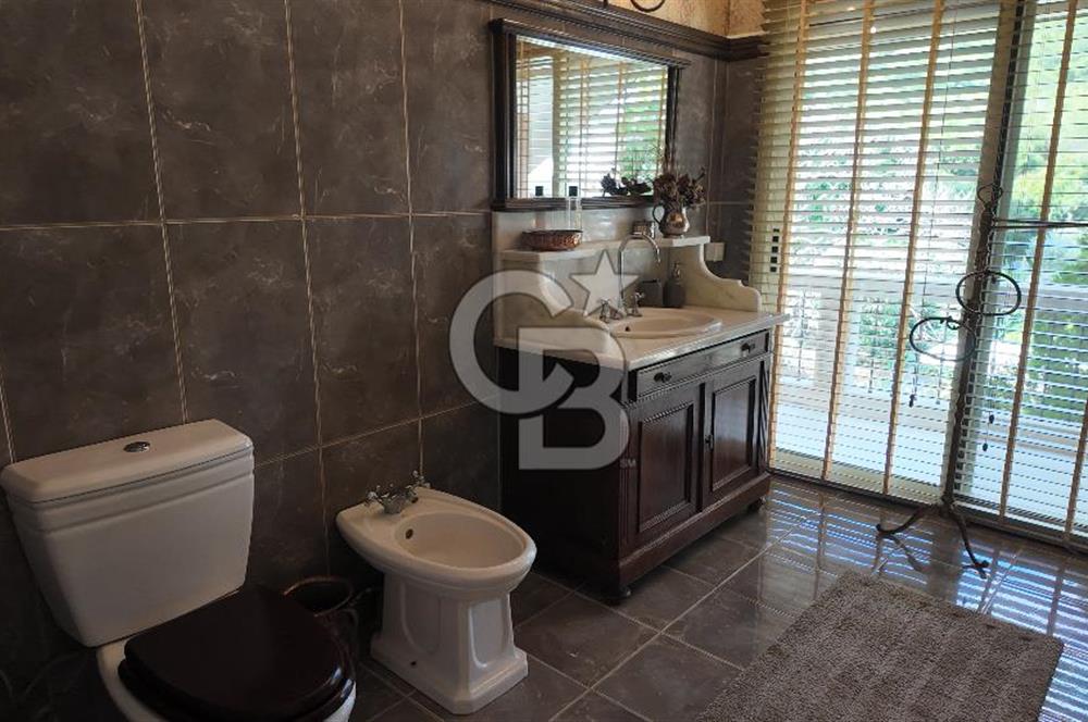 URLA YAĞCILARDA 2.500 M2 ARSA İÇİNDE MÜSTAKİL HAVUZLU VİLLA