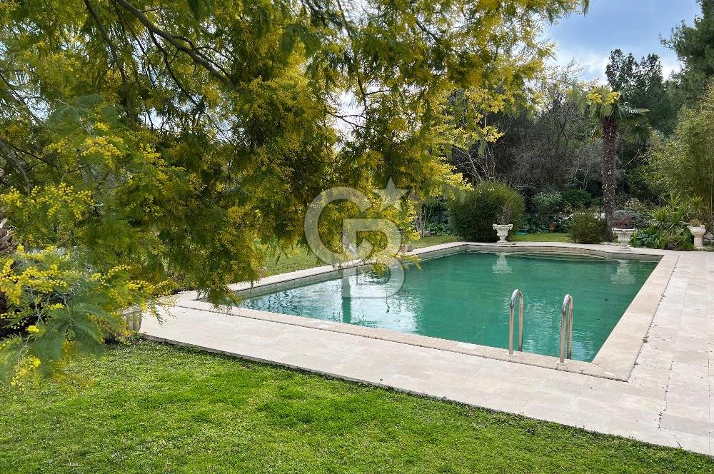 URLA YAĞCILARDA 2.500 M2 ARSA İÇİNDE MÜSTAKİL HAVUZLU VİLLA