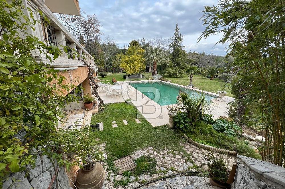 URLA YAĞCILARDA 2.500 M2 ARSA İÇİNDE MÜSTAKİL HAVUZLU VİLLA