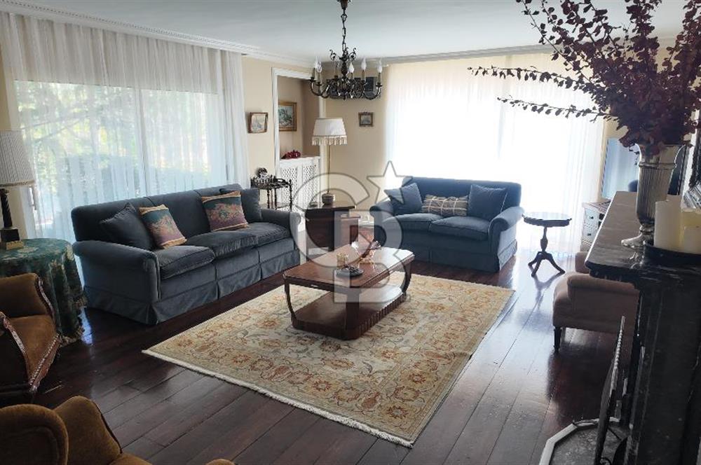 URLA YAĞCILARDA 2.500 M2 ARSA İÇİNDE MÜSTAKİL HAVUZLU VİLLA