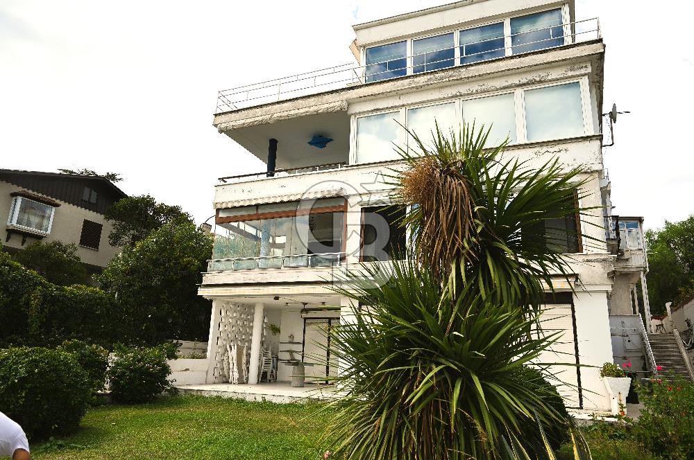 büyükada'da iskeleli, kayıkhaneli, özel plaj yalı dairesi.
