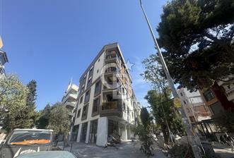 BORNOVA, KÜÇÜK PARKTA PROJEDEN SATILIK 1+1 DAİRE 