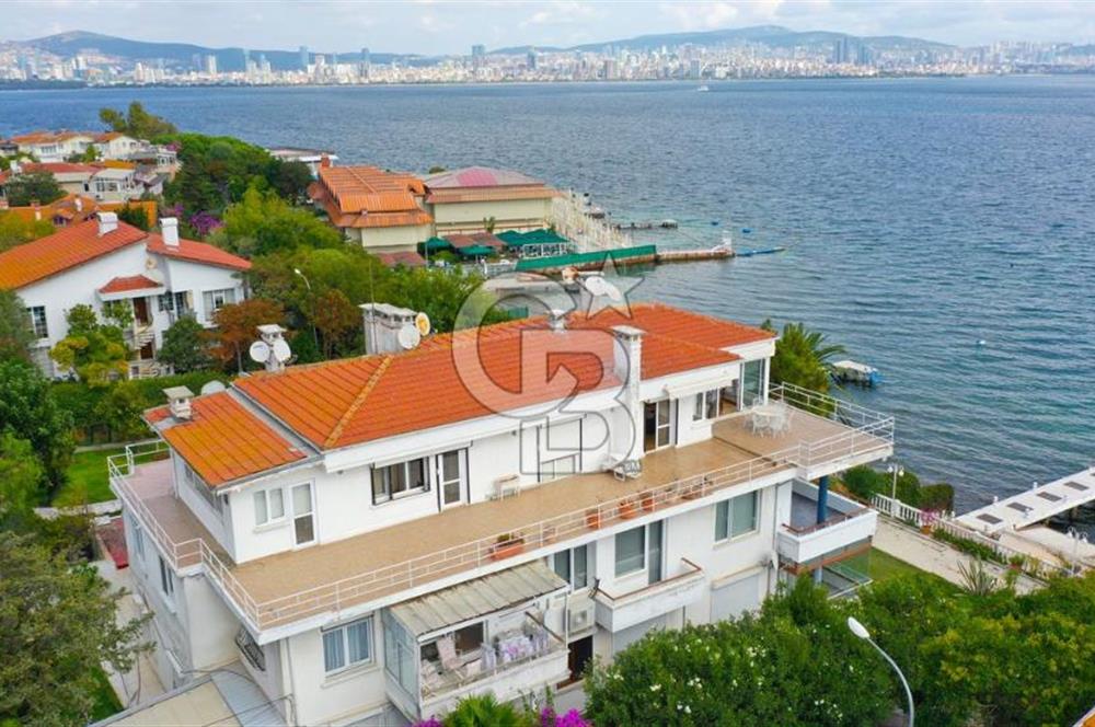 büyükada'da iskeleli, kayıkhaneli, özel plaj yalı dairesi.