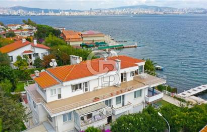 büyükada'da iskeleli, kayıkhaneli, özel plaj yalı dairesi.