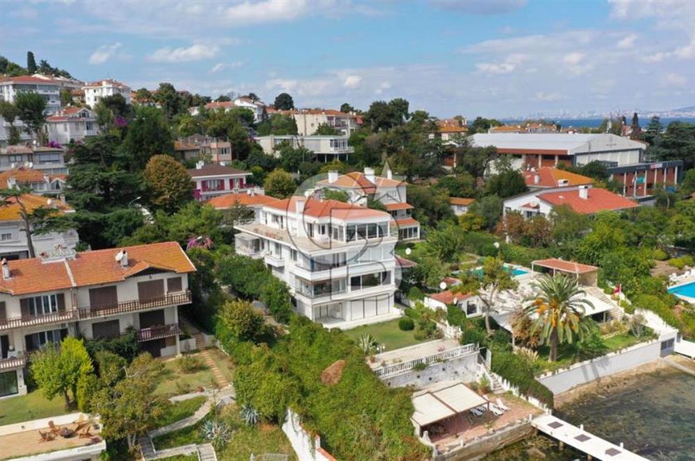 büyükada'da iskeleli, kayıkhaneli, özel plaj yalı dairesi.