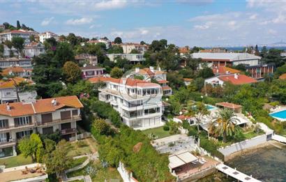 büyükada'da iskeleli, kayıkhaneli, özel plaj yalı dairesi.