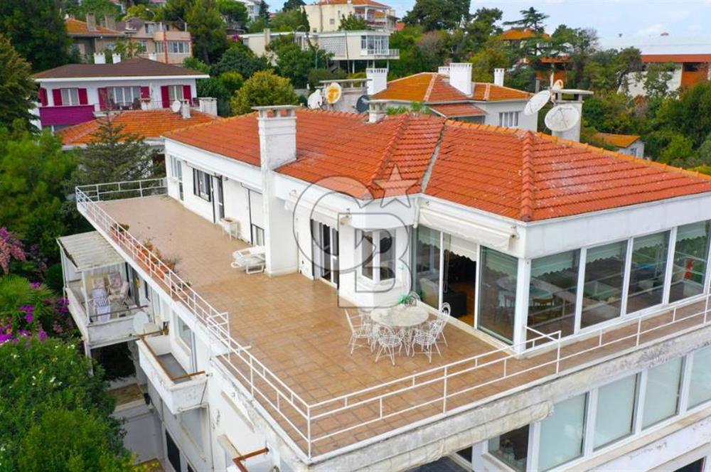 büyükada'da iskeleli, kayıkhaneli, özel plaj yalı dairesi.