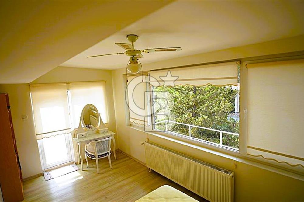 büyükada'da iskeleli, kayıkhaneli, özel plaj yalı dairesi.