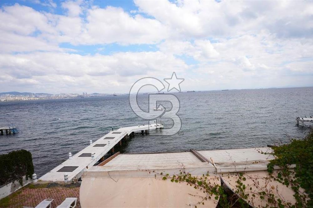 büyükada'da iskeleli, kayıkhaneli, özel plaj yalı dairesi.