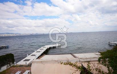 büyükada'da iskeleli, kayıkhaneli, özel plaj yalı dairesi.
