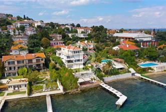 büyükada'da iskeleli, kayıkhaneli, özel plaj yalı dairesi.