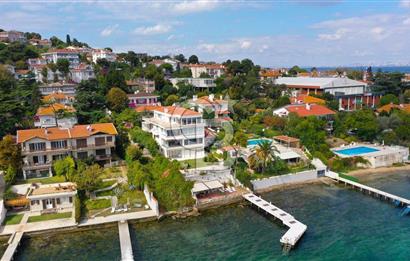 büyükada'da iskeleli, kayıkhaneli, özel plaj yalı dairesi.