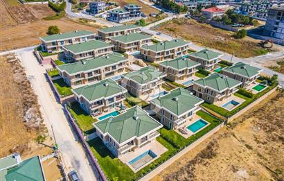 Kumburgaz'da Deniz Manzaralı,5.5+1, Havuzlu ve Asansörlü Villa