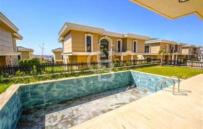 Kumburgaz'da Deniz Manzaralı,5.5+1, Havuzlu ve Asansörlü Villa