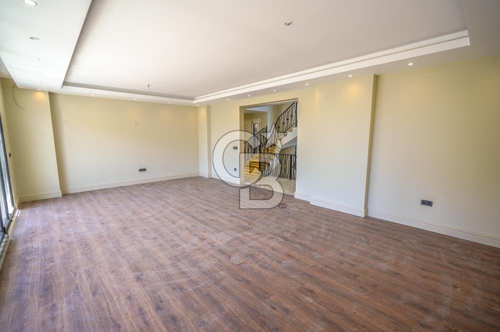 Kumburgaz'da Deniz Manzaralı,5.5+1, Havuzlu ve Asansörlü Villa