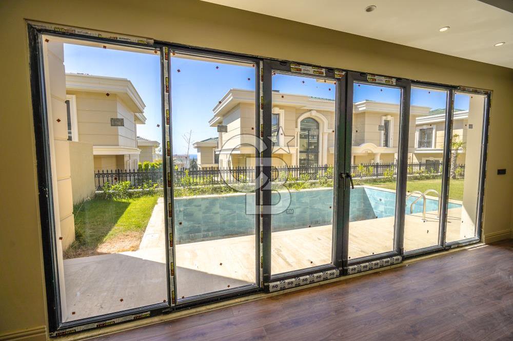 Kumburgaz'da Deniz Manzaralı,5.5+1, Havuzlu ve Asansörlü Villa
