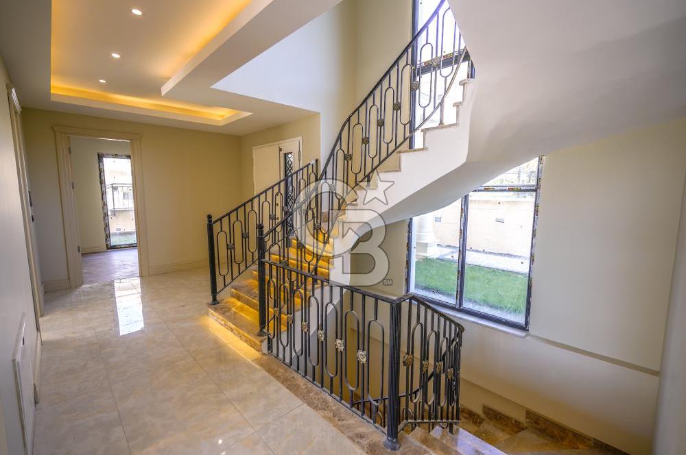 Kumburgaz'da Deniz Manzaralı,5.5+1, Havuzlu ve Asansörlü Villa