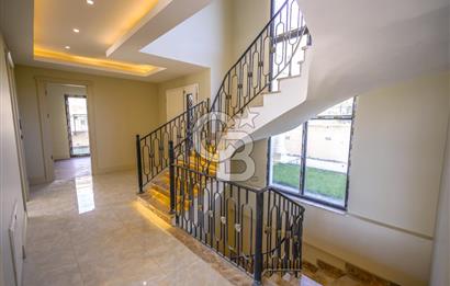Kumburgaz'da Deniz Manzaralı,5.5+1, Havuzlu ve Asansörlü Villa